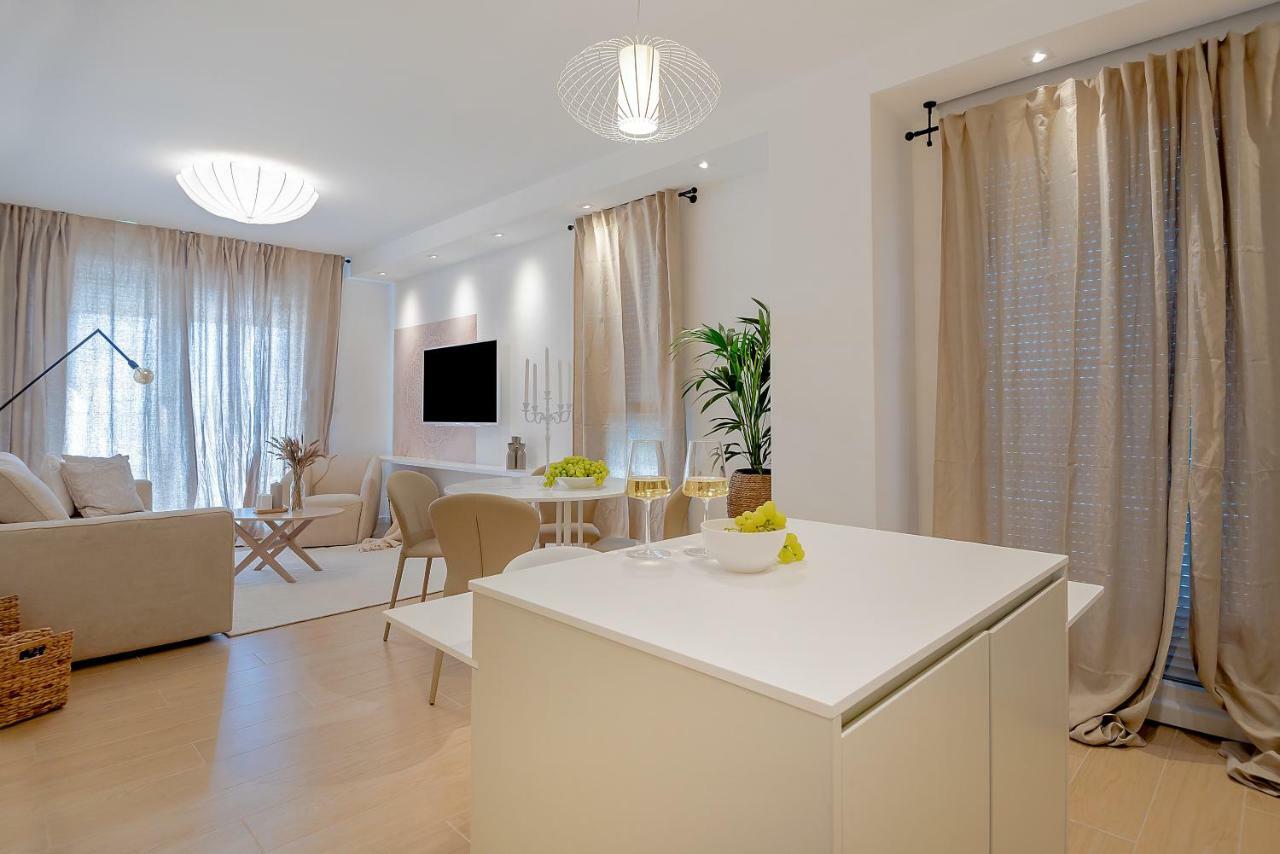 The Pleasurist - Apartment With Private Heated Pool And Terrace Split Bagian luar foto